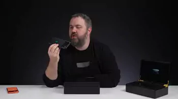 Wylsacom распаковал iPhone 17 Pro Max с черным корпусом: стандартная и персональная версия.